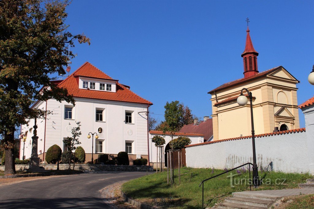 Bureau municipal, vue du village