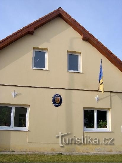 Općinski ured: Grb općine - opis: Tri plave trake u desnoj polovici štita simboliziraju
