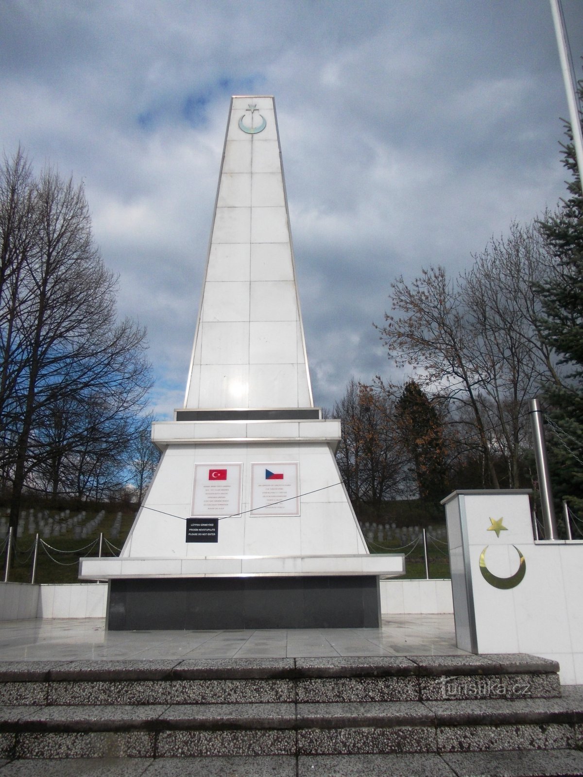 l'obelisco ha la forma di una piramide