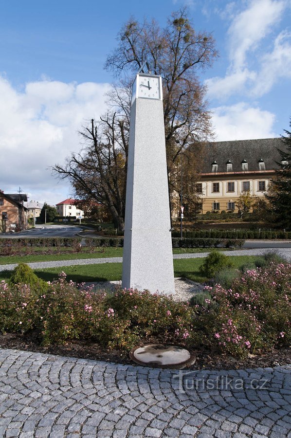 Obelisk med timer