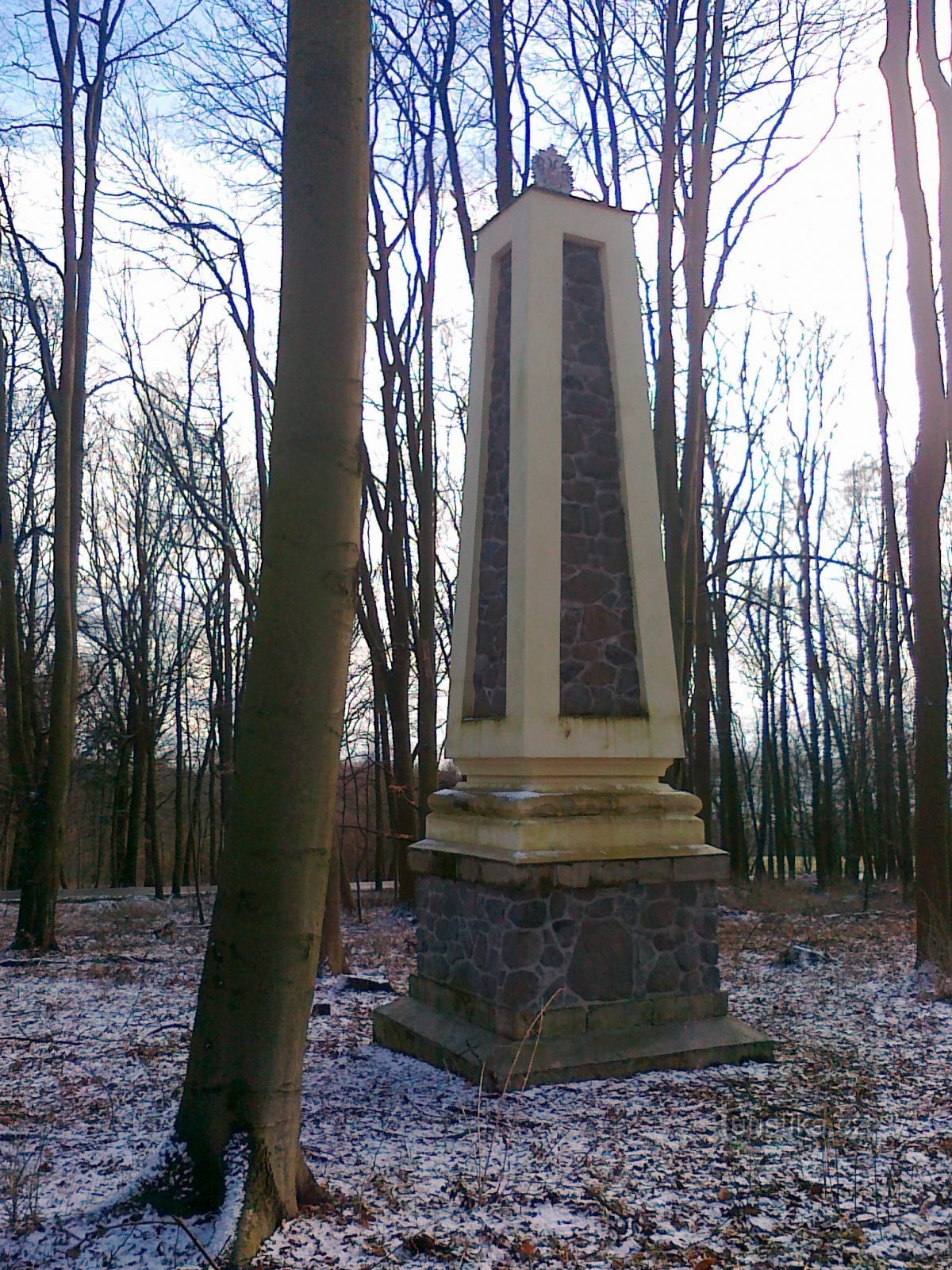 Obelisk w pobliżu Milesova.