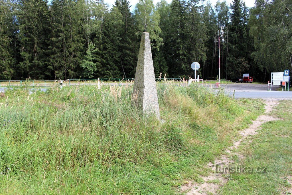 Obelisk przy drodze z Nowej Bystrzycy do Kunžak