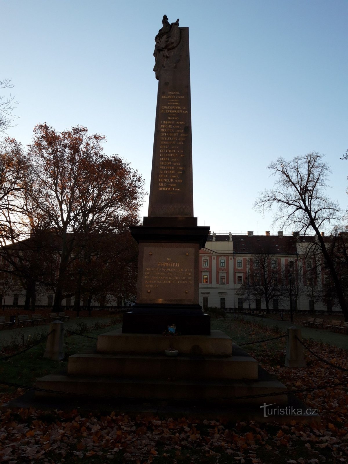 Obelisco de trincheiras afogadas em Praga - Karlín