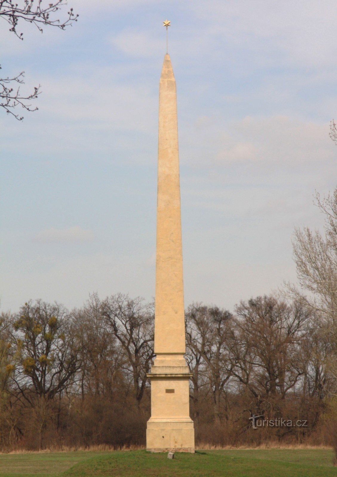 Obelisk trong công viên cùng tên