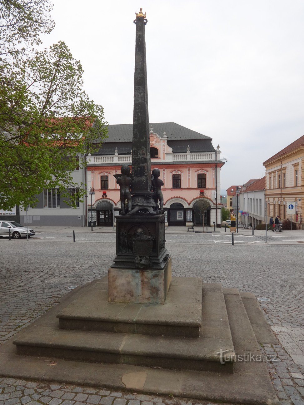 Obelisk Via Lucis na Masarykově náměstí v Uherském Brodě