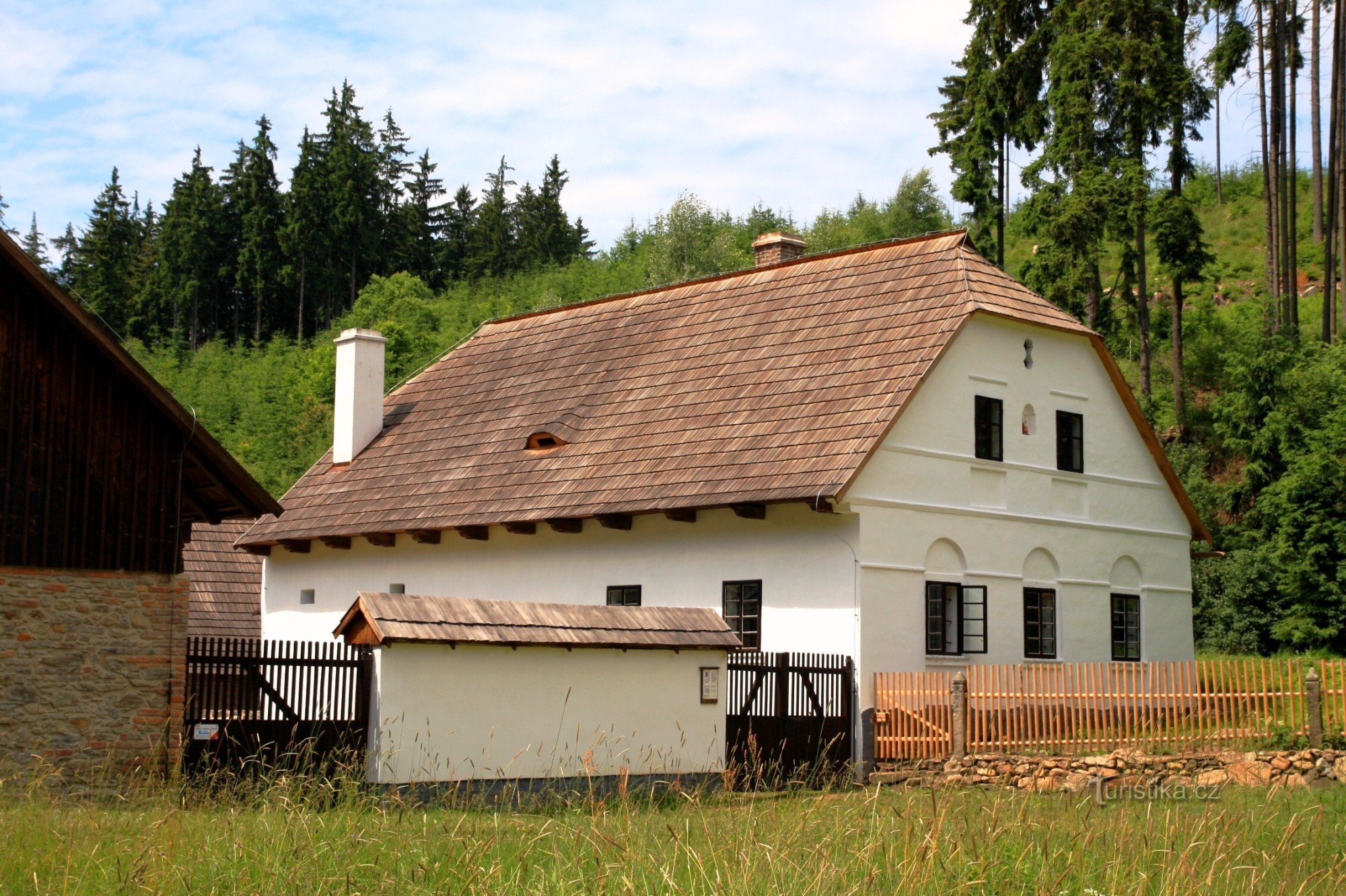 Hamru building with a living area