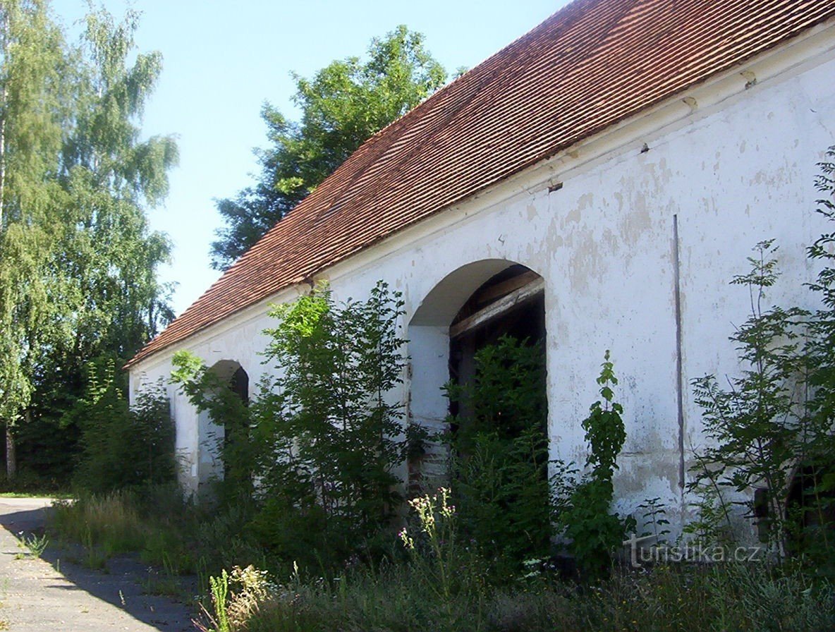 Oblajovice-zamek-południowe zabudowania folwarku-Fot.: Ulrych Mir.