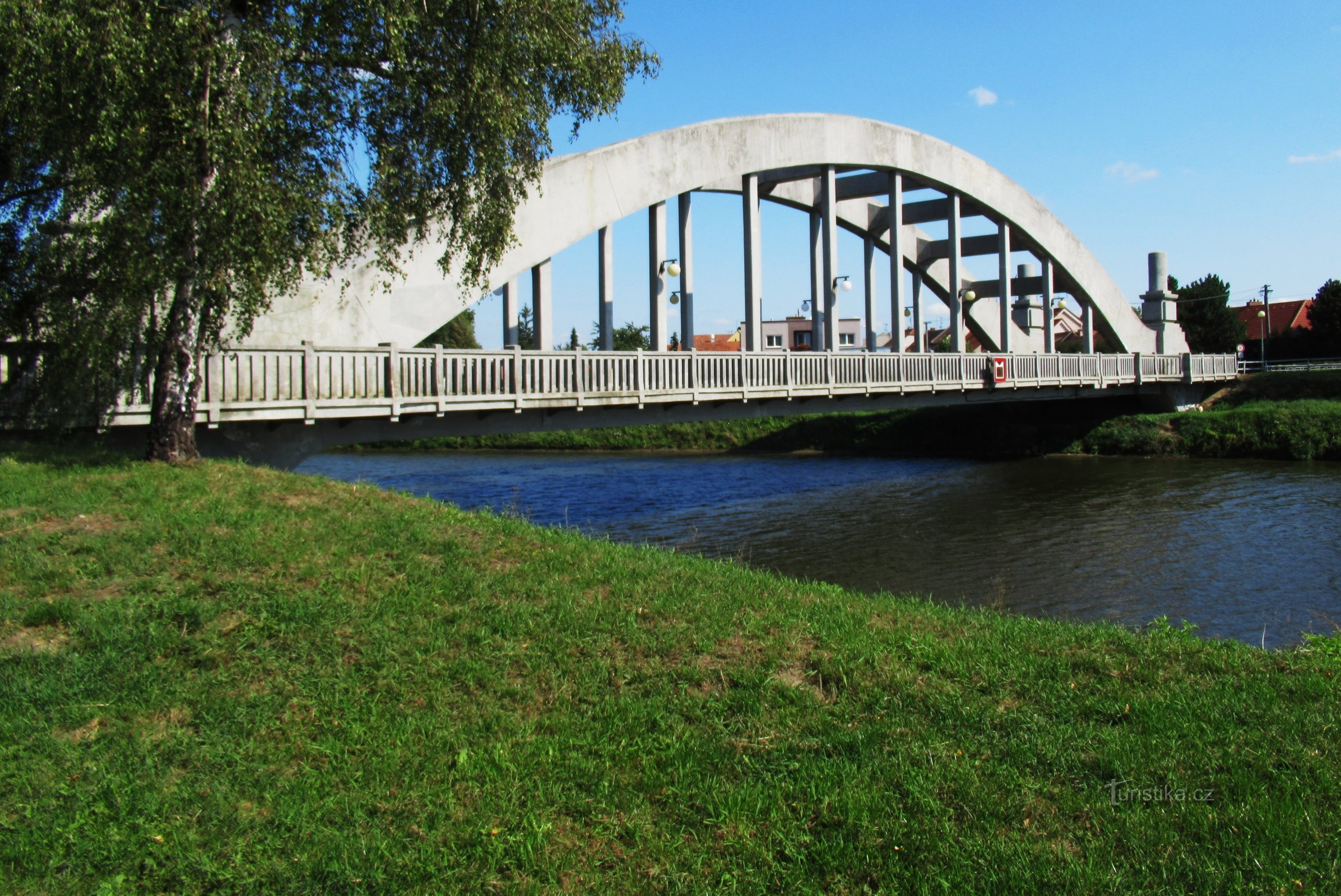 Ponte em arco - um marco arquitetônico em Uh. um estímulo