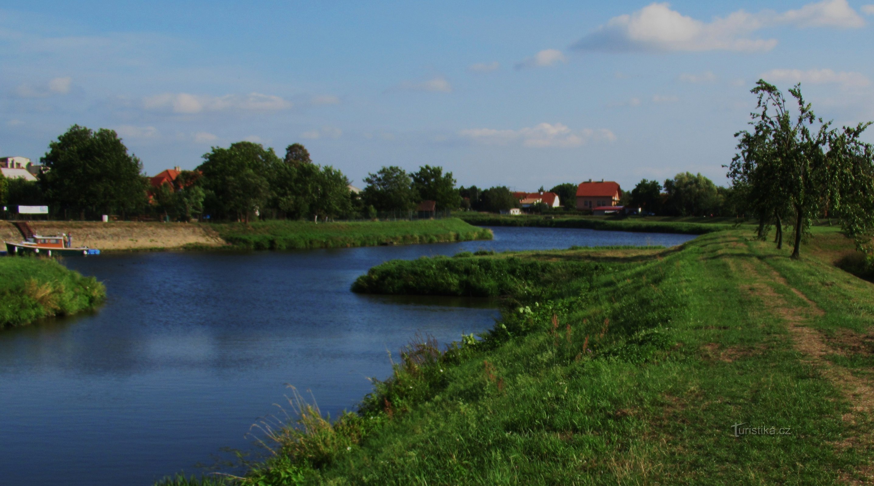 Lučni most - arhitektonska znamenitost u Uh. Ostruga