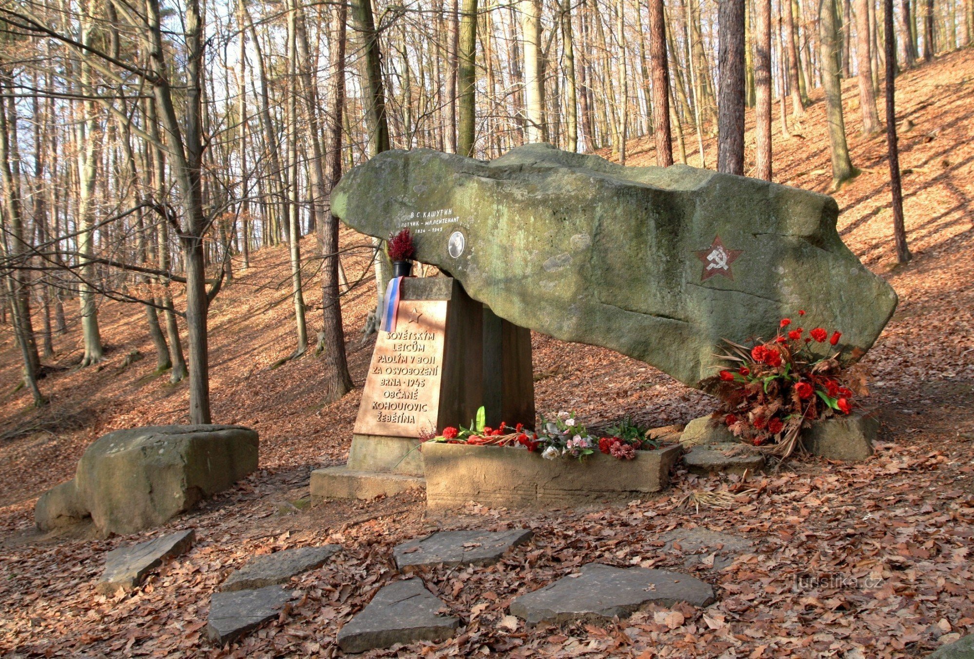 Obora Holedná - un monument de l'armée de l'air russe