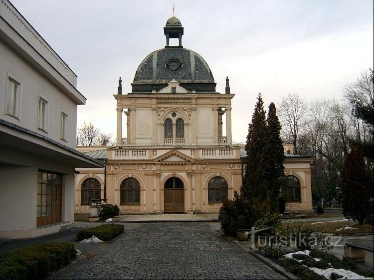 Obřadní síň: Obřadní síň navrhl architekt Bedřich Münzberger.