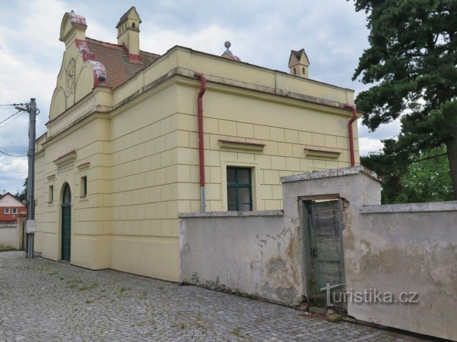 ceremonial hall from the end of the 19th century and the old entrance