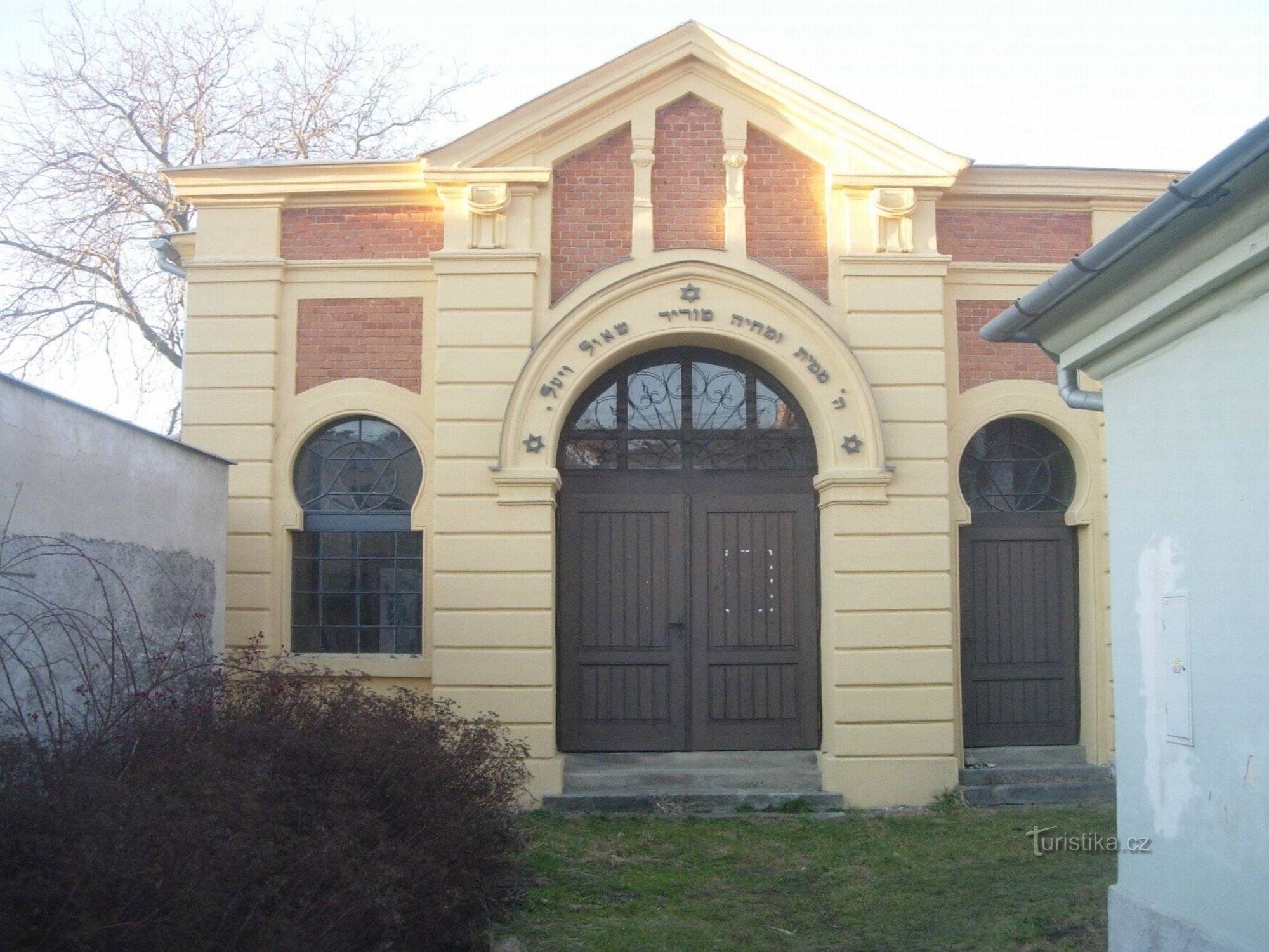 Торжественный зал еврейского кладбища в Голешове с улицы