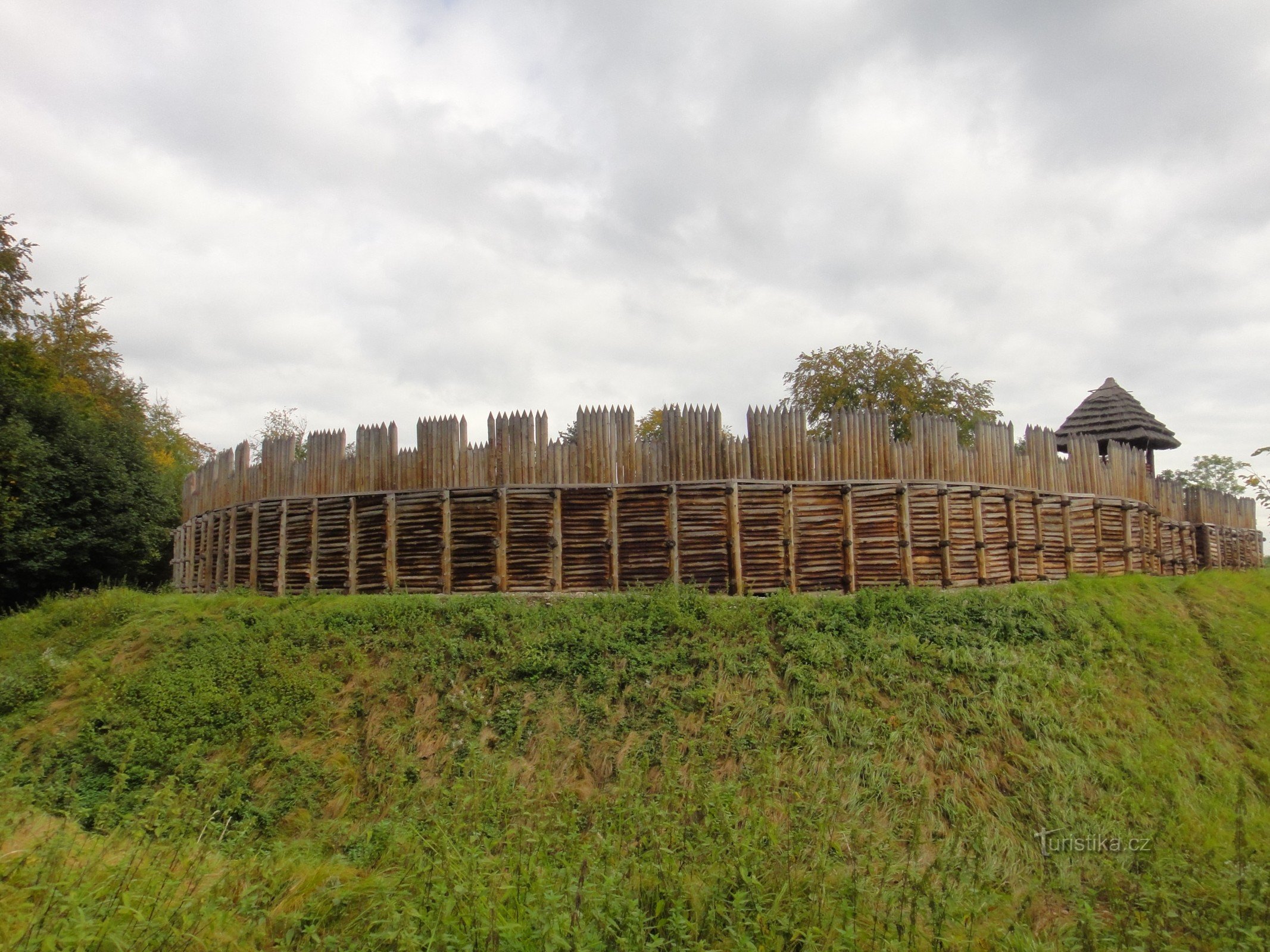 Defense rampart and palisade