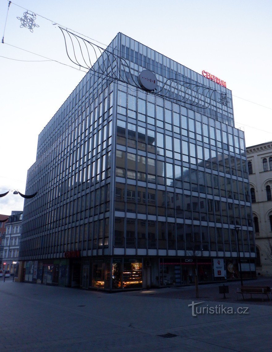 Imagini din Brno – Functionalism VI – Zgârie-nori sau magazin universal al companiei Baťa din K