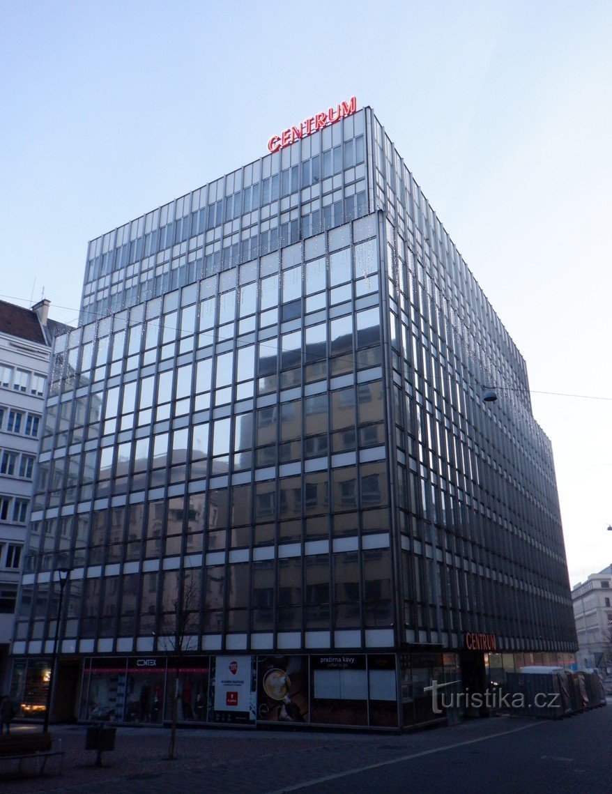 Photos de Brno – Fonctionnalisme VI – Gratte-ciel ou grand magasin de la société Baťa à K