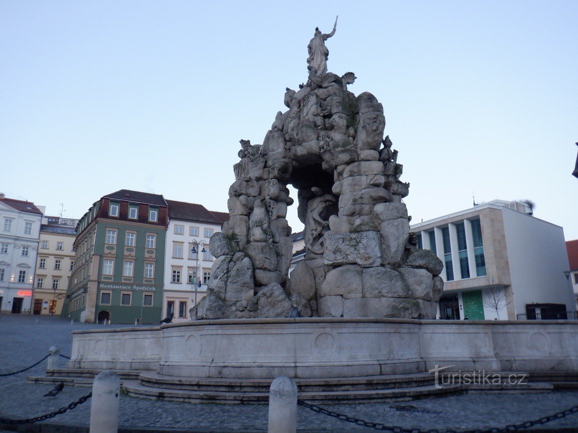 Foto's uit Brno - beelden, sculpturen, monumenten en gedenktekens I - Parnas-fontein