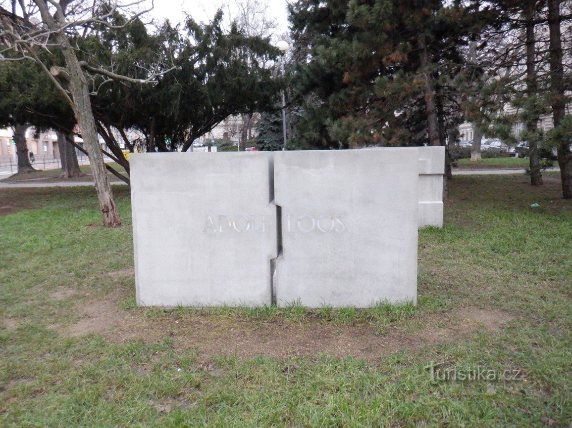 Slike iz Brna - kipi, skulpture, spomeniki ali obeležja VI - Adolf Loos