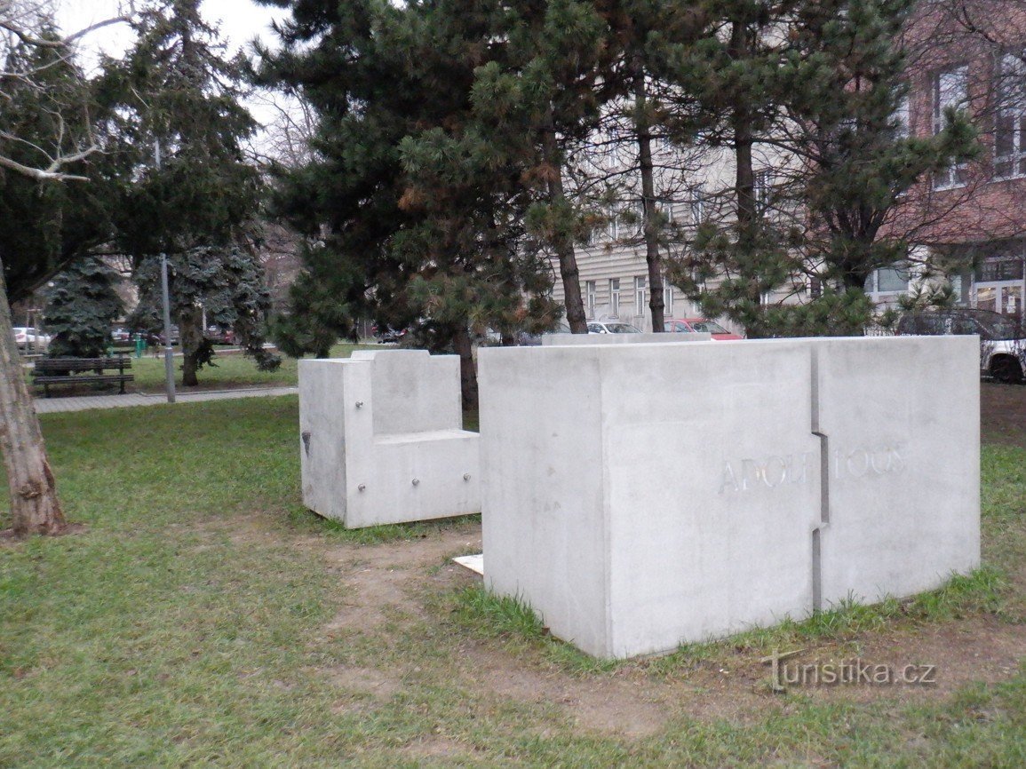 Billeder fra Brno - statuer, skulpturer, monumenter eller mindesmærker VI - Adolf Loos