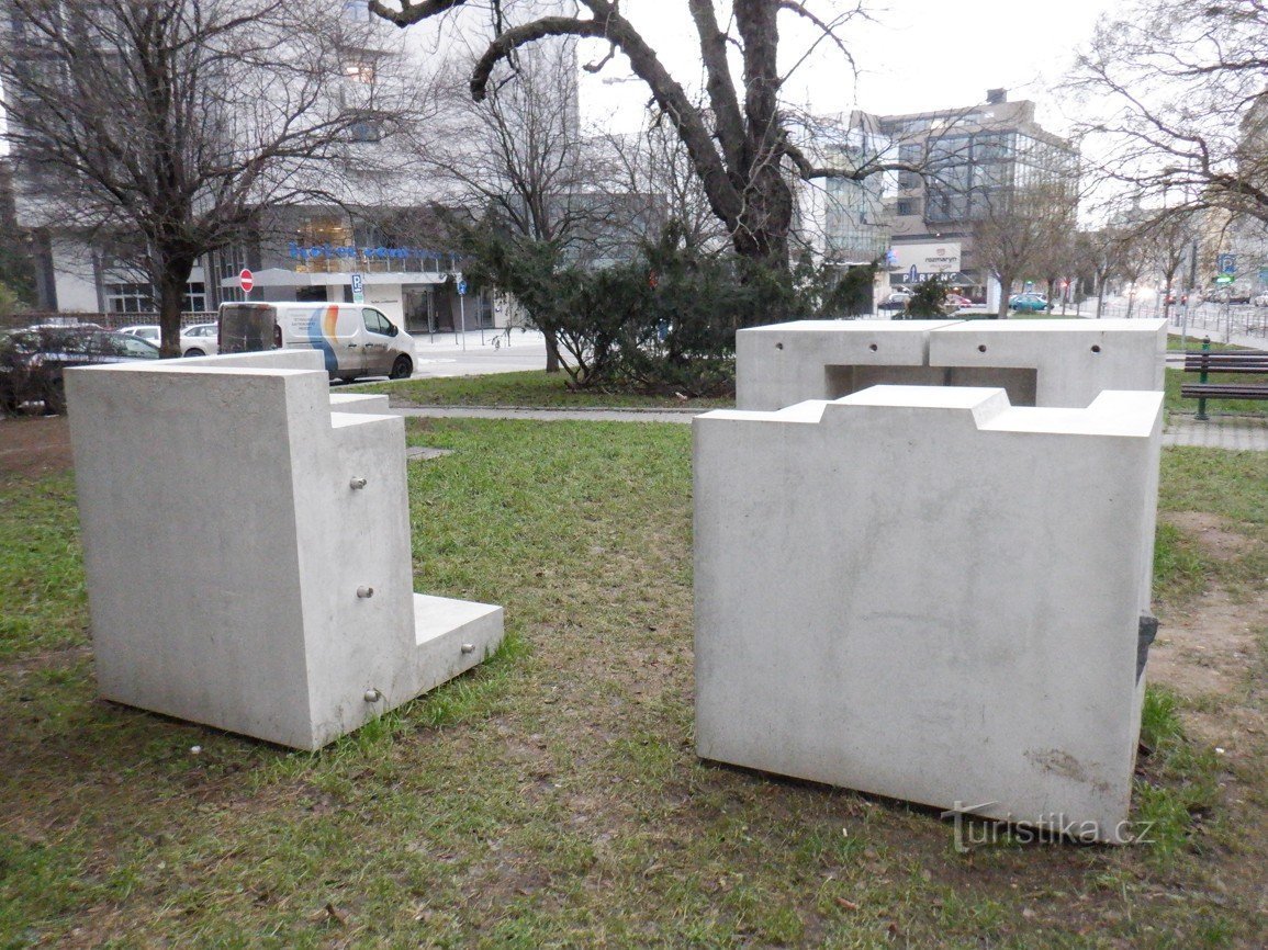 Zdjęcia z Brna - posągi, rzeźby, pomniki czy pomniki VI - Adolf Loos