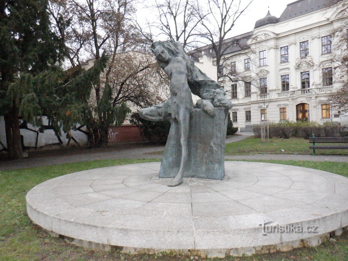 Slike iz Brna - kipovi, skulpture, spomenici i memorijali XIV - Liška Bystrouška na