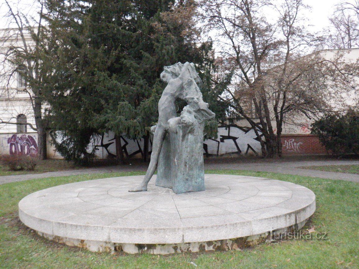 Imagini din Brno - statui, sculpturi, monumente și memoriale XIV - Liška Bystrouška na