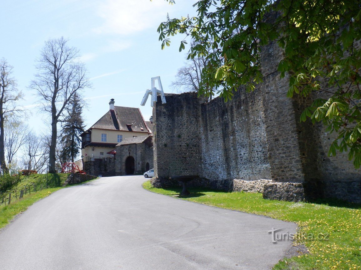 Imagini din Pošumaví - bijuterii în Klenová - ruinele castelului, castelul, turnul sau capela familiei