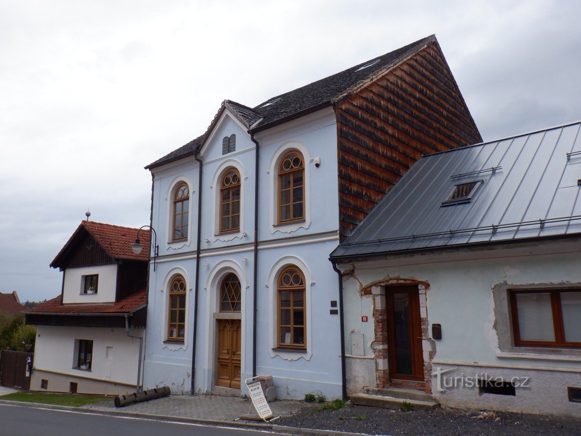 Imagini de la Šumava – Hartmanice și sinagogă