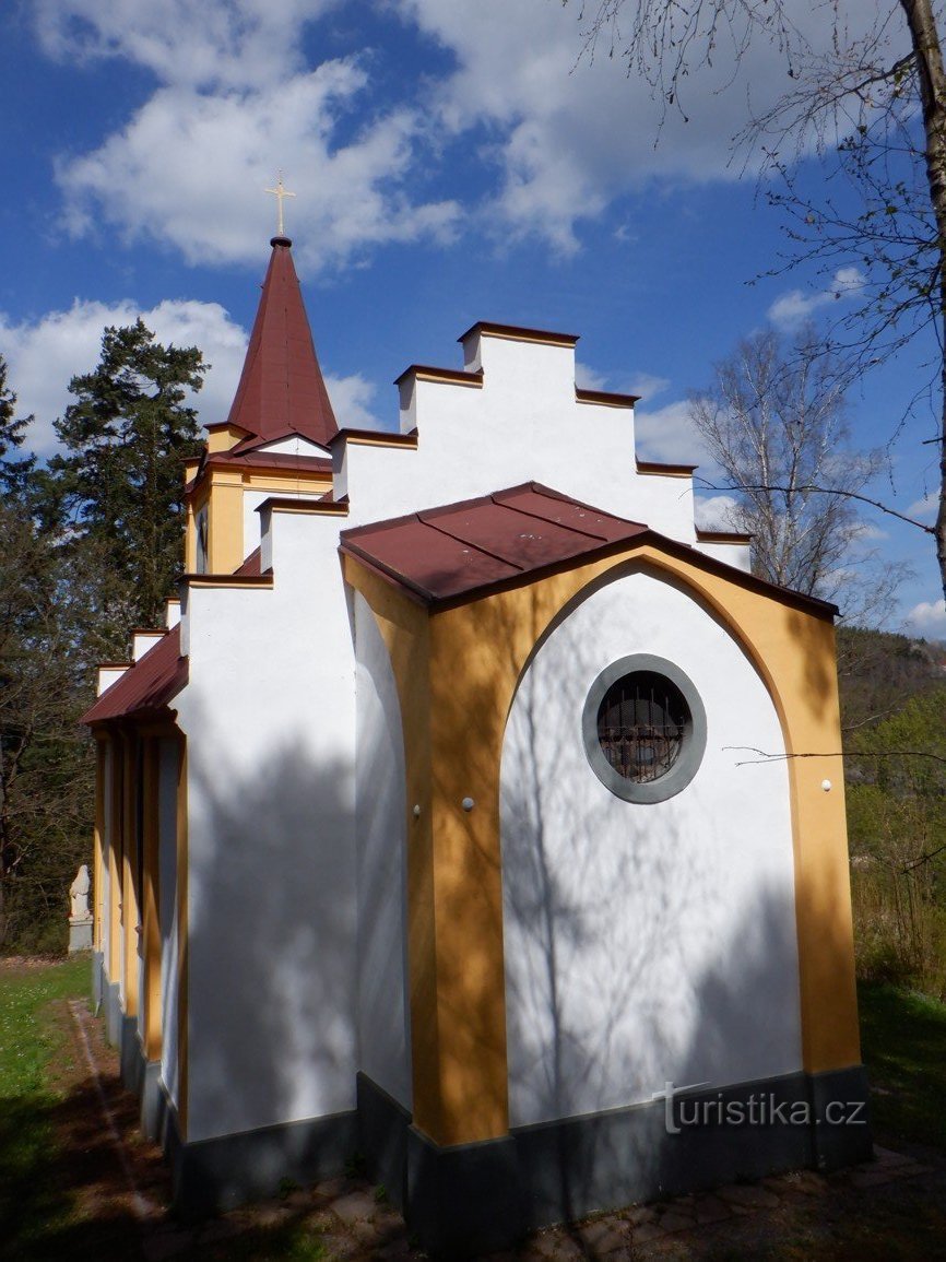 Billeder fra Šumava - Schmid-familiens grav over landsbyen Annín