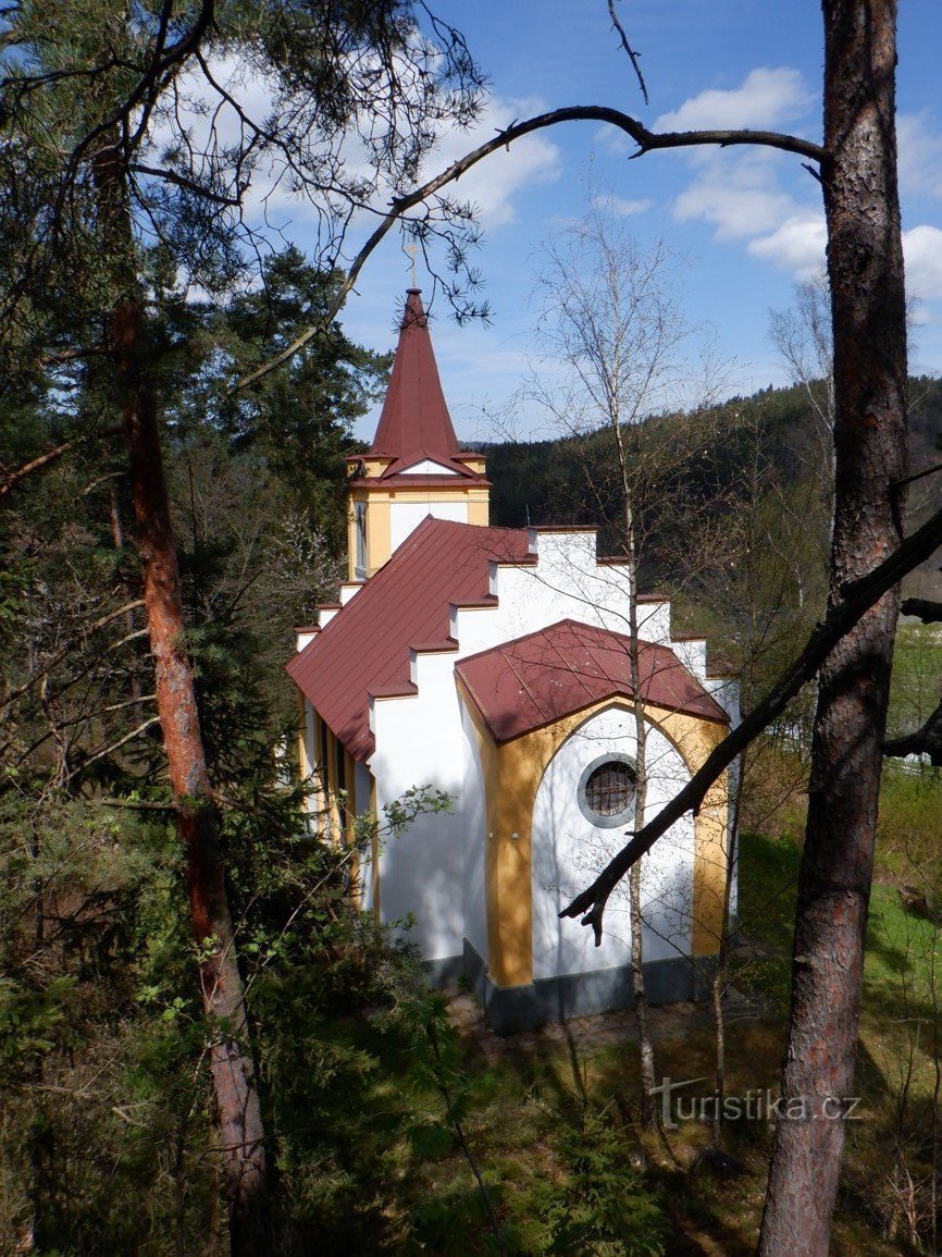 Εικόνες από Šumava - Ο τάφος της οικογένειας Schmid πάνω από το χωριό Annín