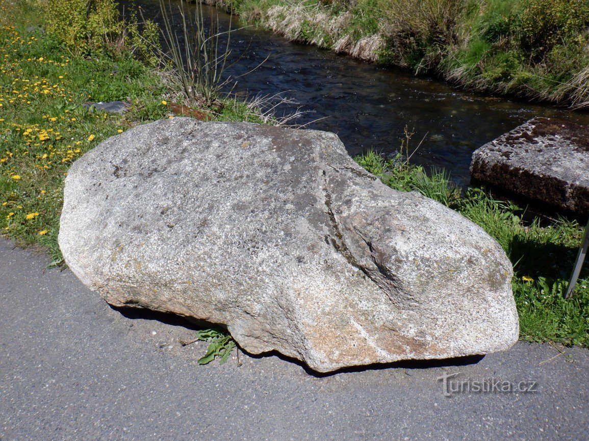 Obrázky ze Šumavy – kámen dotyku v Nýrsku