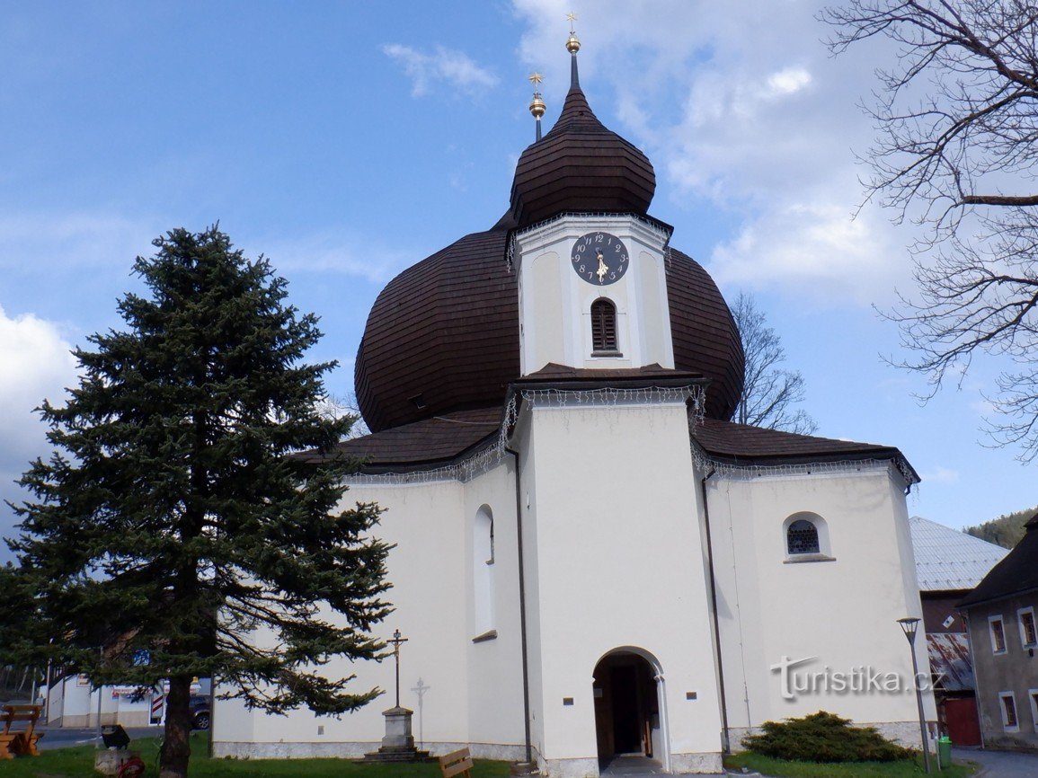 Bilder från Šumava – Vår Fru av hjälpens kyrka från Hvězda i Železná Ruda