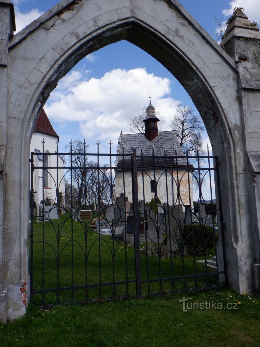 シュマヴァからの写真 - 聖マリア教会聖ニコラスと礼拝堂Kašperské Hory 近くのアンナ