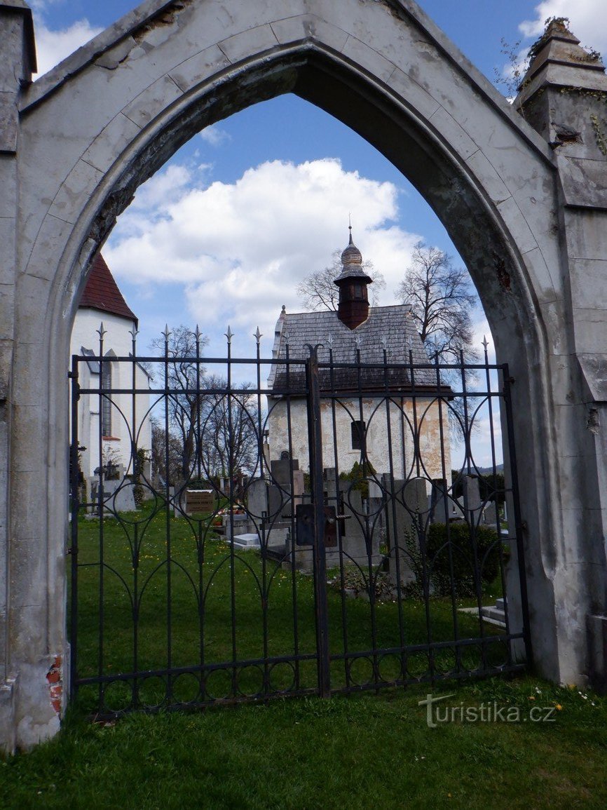 Imágenes de Šumava - Iglesia de St. Nicolás y la capilla de St. Anna cerca de Kašperské Hory