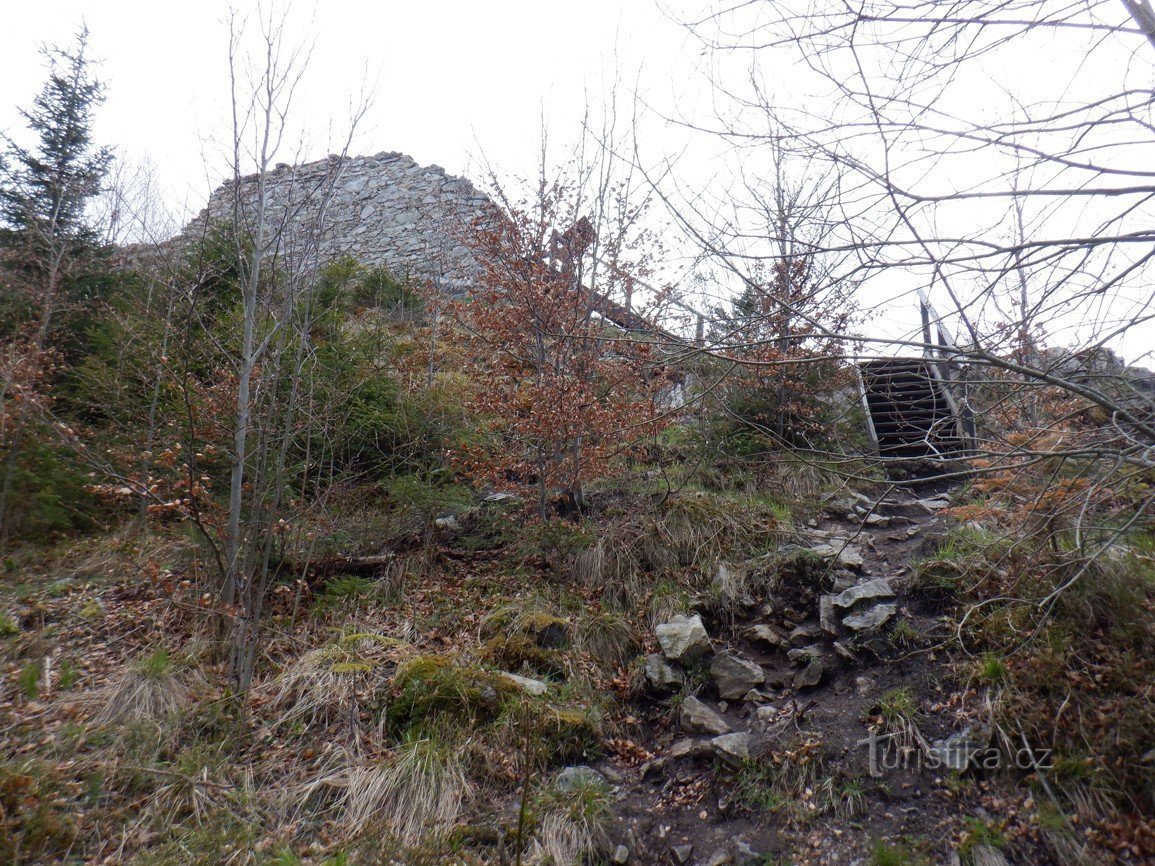 Bilder från regionen Šumava - öde slott nära slottet Kašperk