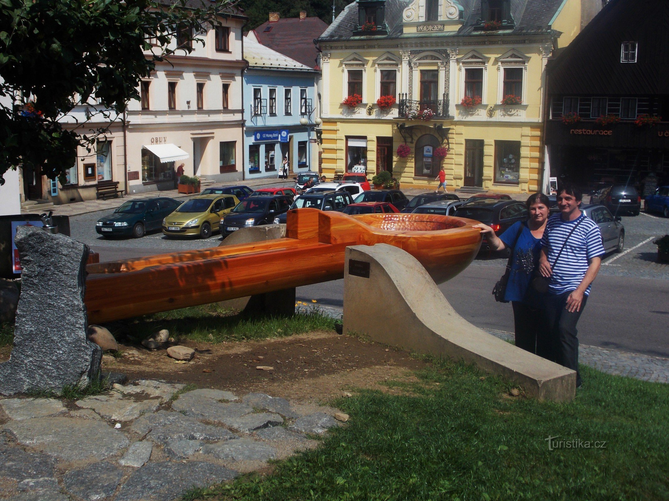 Een gigantische houten lepel in Jablonné nad Orlicí