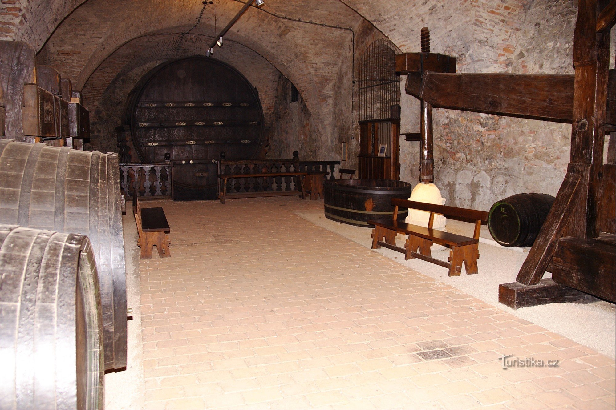 Prensa de vino de registro gigante; Foto: archivo fuente del Fondo Bodeguero