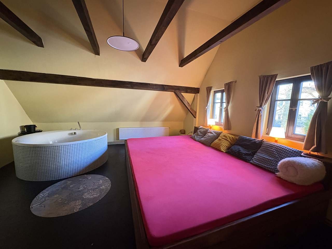 Obří postel v pokoji s vířivkou