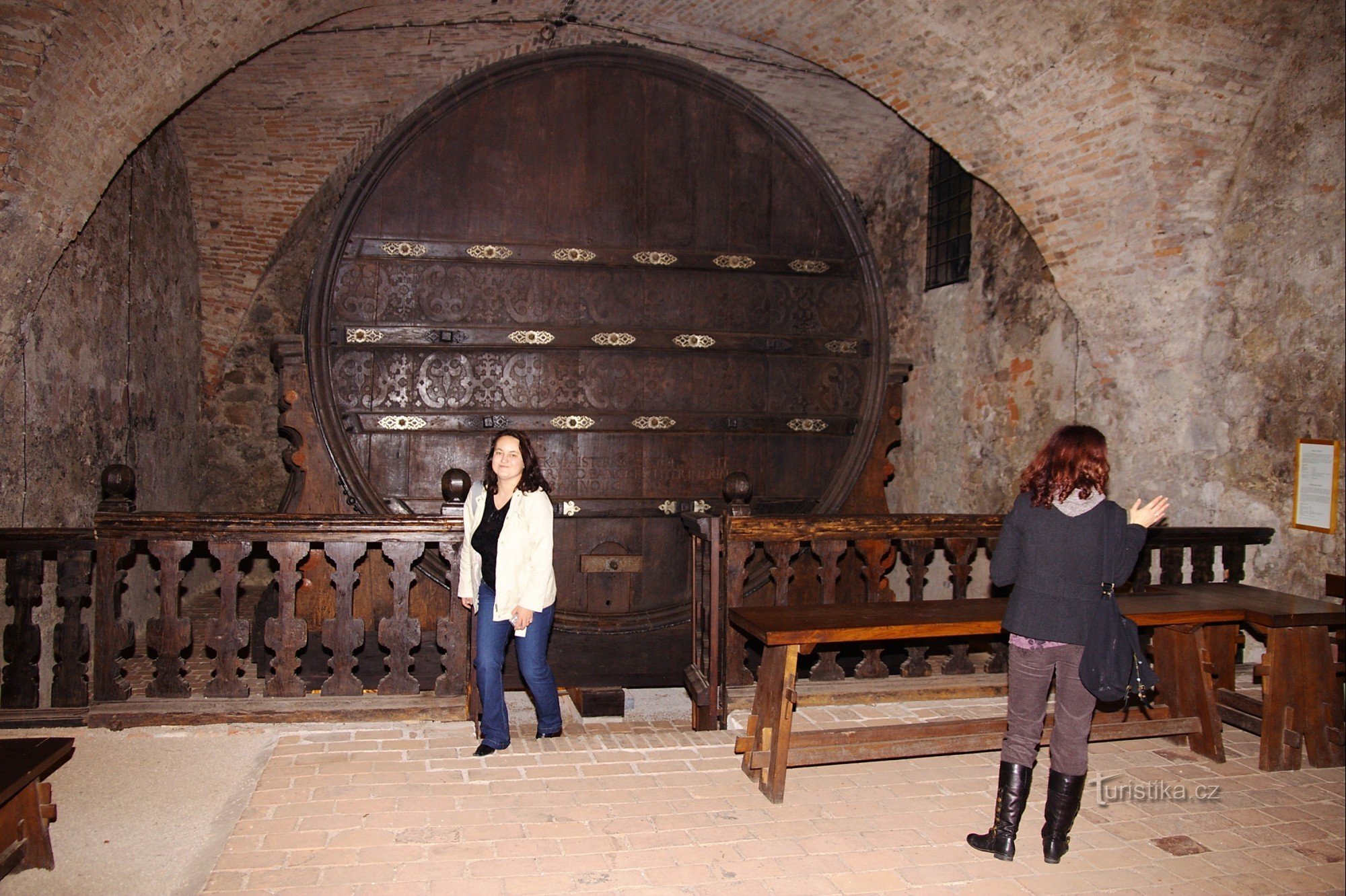 Ogromna bačva za vino; Foto: izvorna arhiva Fonda Vinarstvo