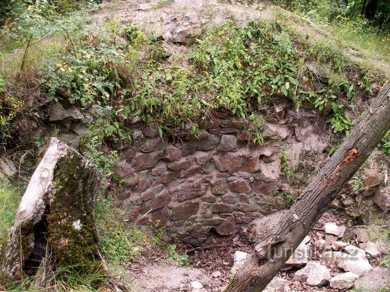 Mur obwodowy wieży na zamku Obřany