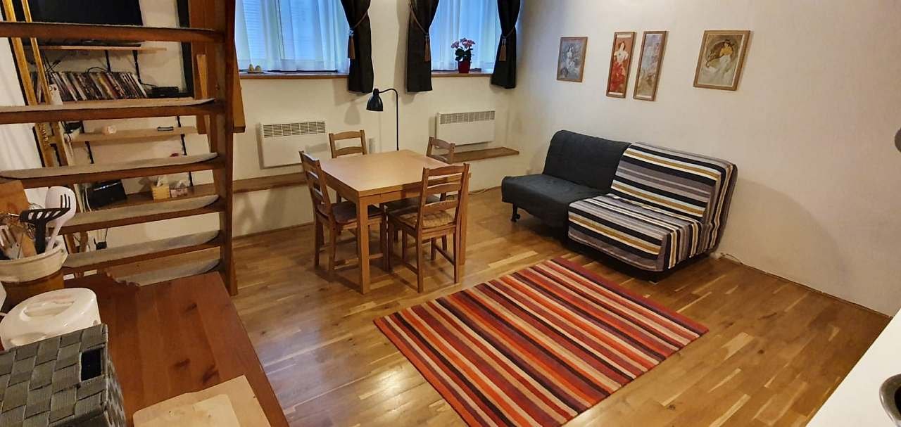 Sala de estar com kitchenette e mesa de jantar dobrável