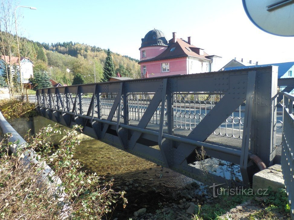 Ocelový most z pravého břehu Úpy