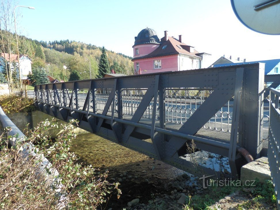 Stalen brug vanaf de rechteroever van de Úpa