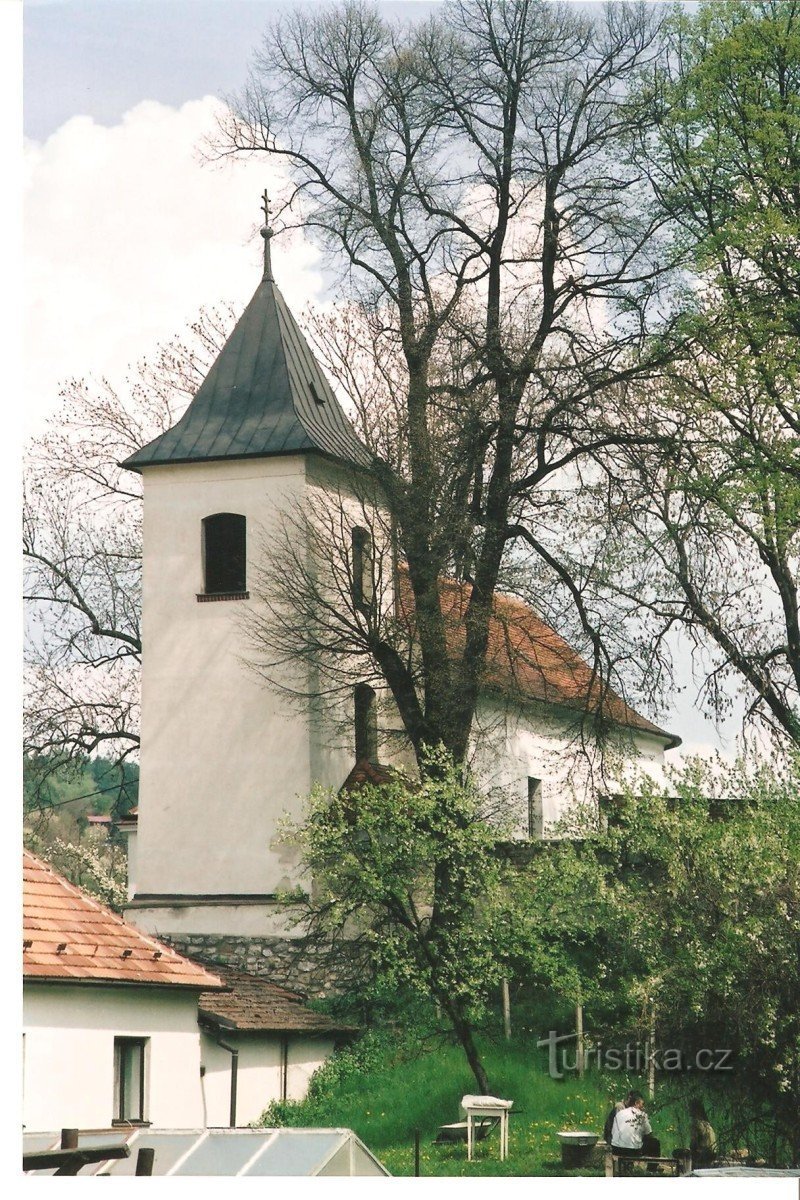 Caminhe perto de Brno - igreja de St. Venceslau