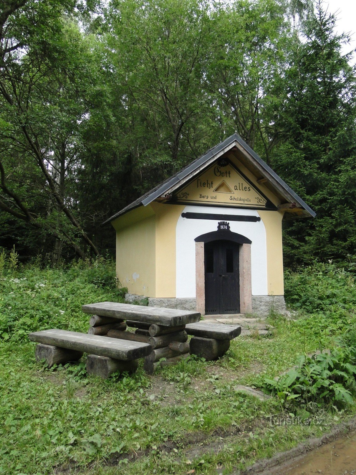 Capilla protectora de 1874 en la antigua el pueblo de Sklenárovice