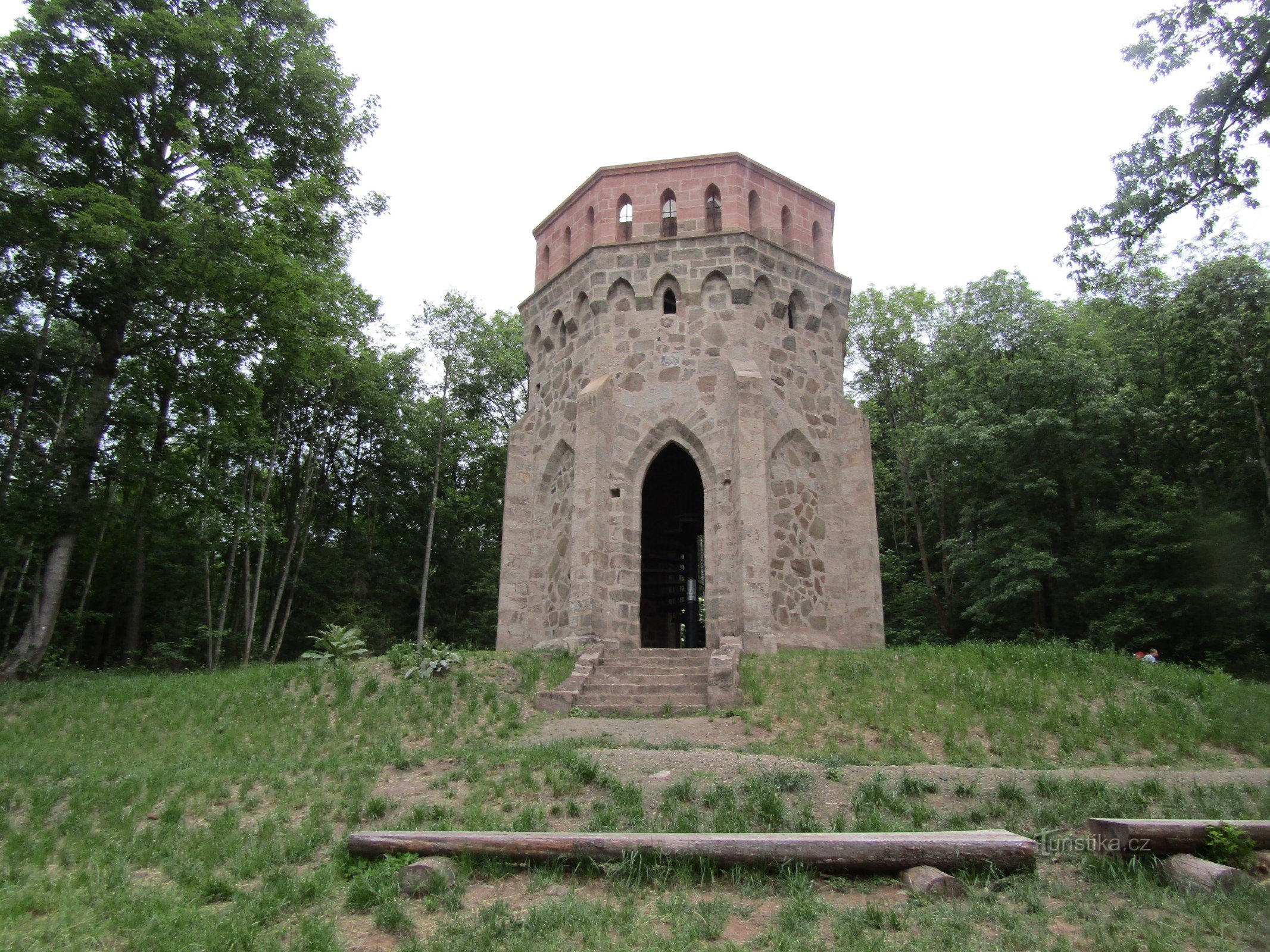 Von Allains Turm bis zu den Ruinen der Burg Kozlov