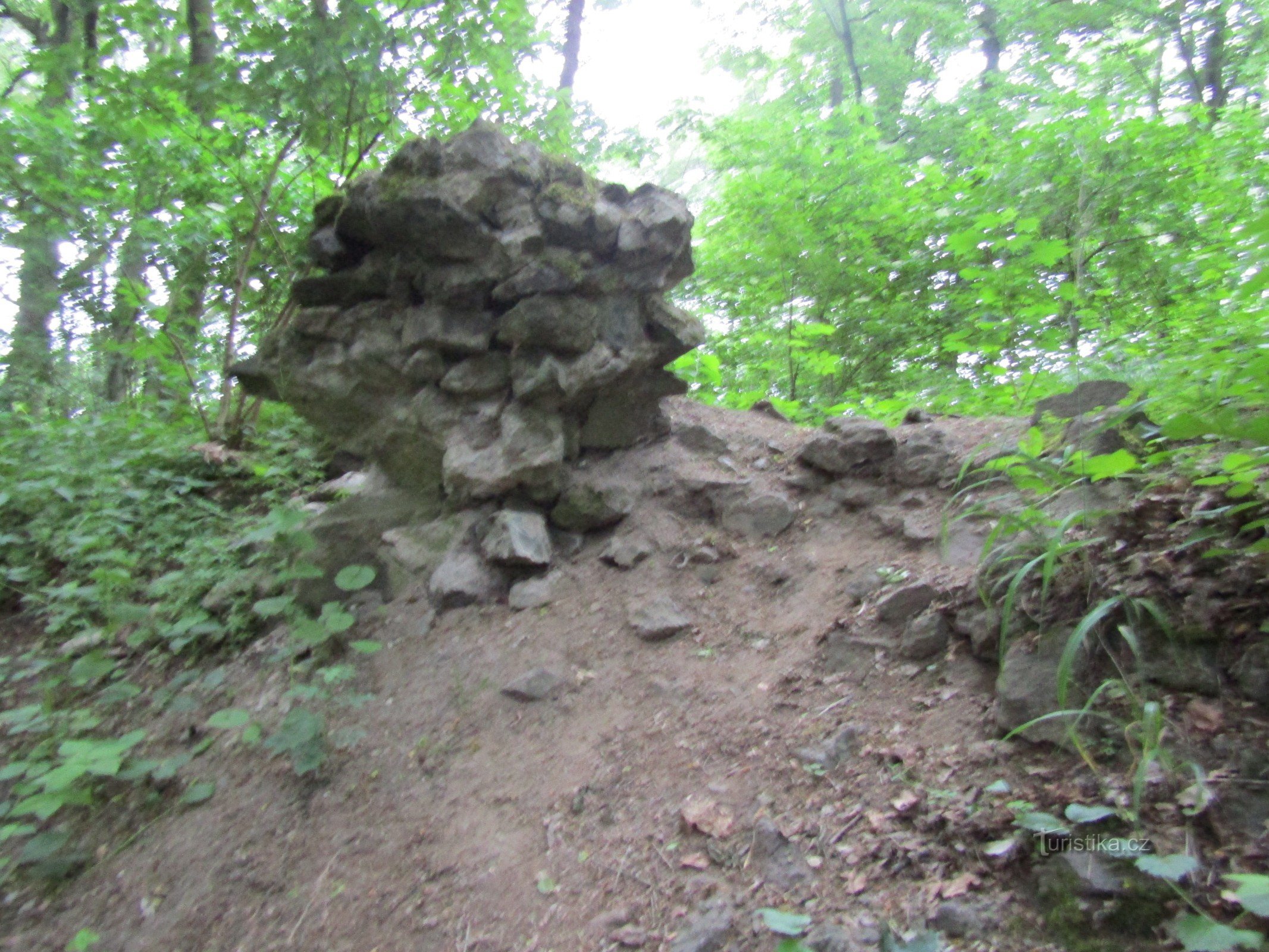 Von Allains Turm bis zu den Ruinen der Burg Kozlov