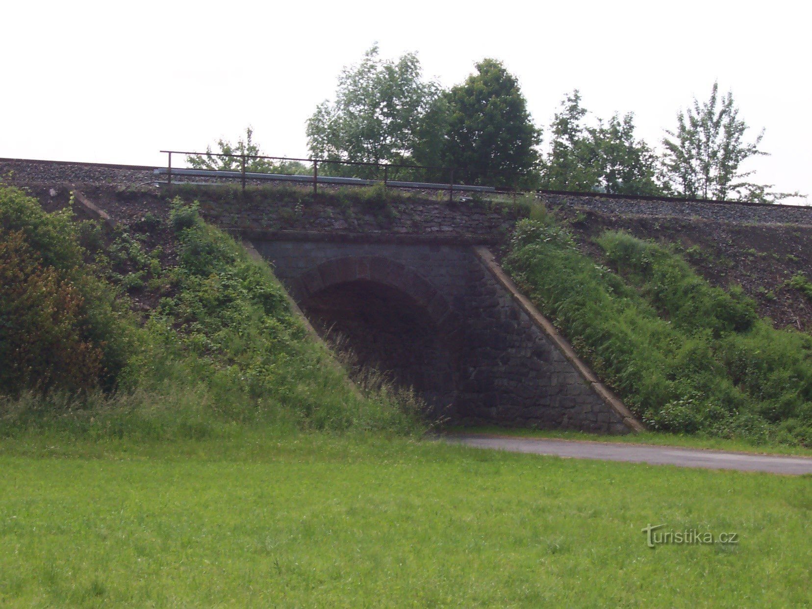 von der Bushaltestelle sehen wir nicht nur die Eisenbahnbrücke (die wir danach auch überqueren werden) .....