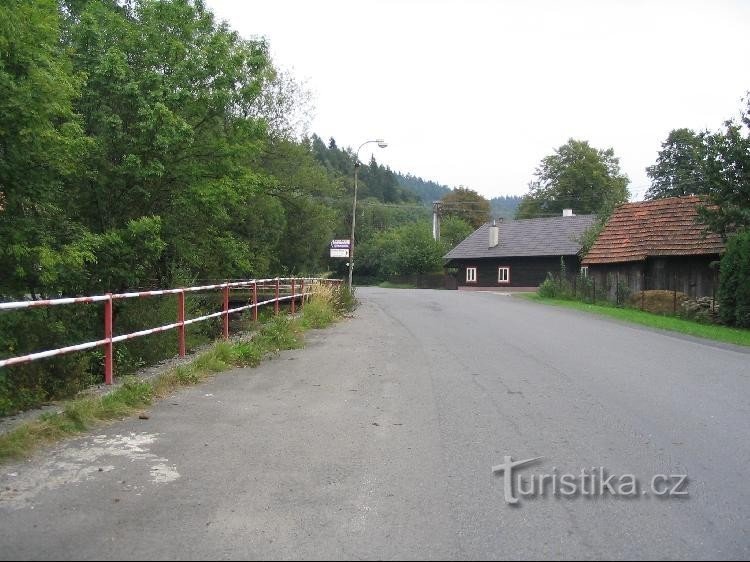 从 Hajdůšek 出发，经过桥上的路标后到左侧 Pod Spinu