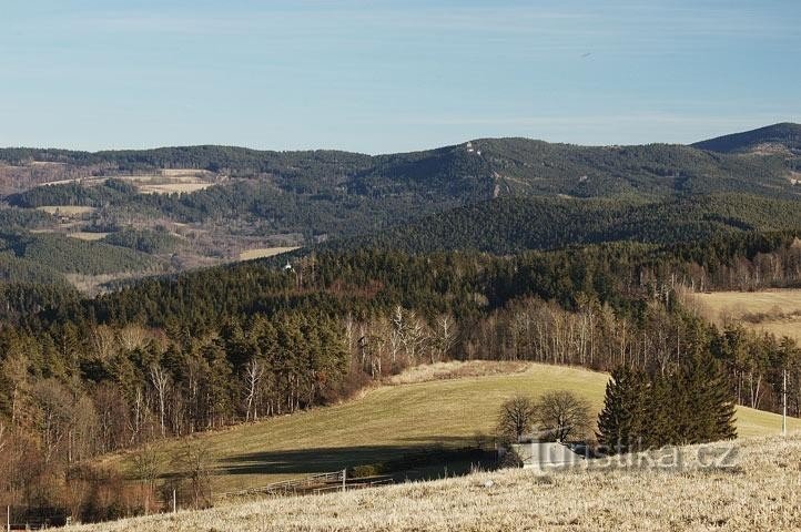 van Hartmanice naar beneden Mouřenec op de achtergrond Kašperk